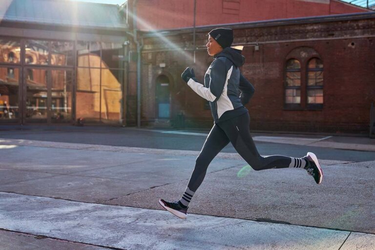 long-distance-running-tips_woman-running-city_ft.jpg